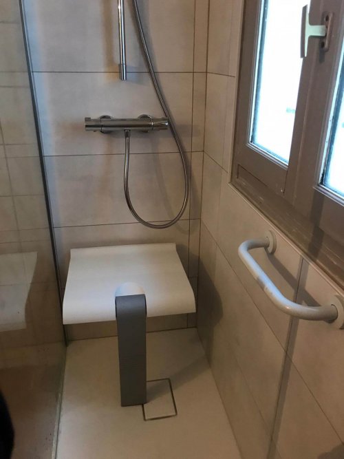 Plombier pour remplacement de baignoire par une douche pour PMR